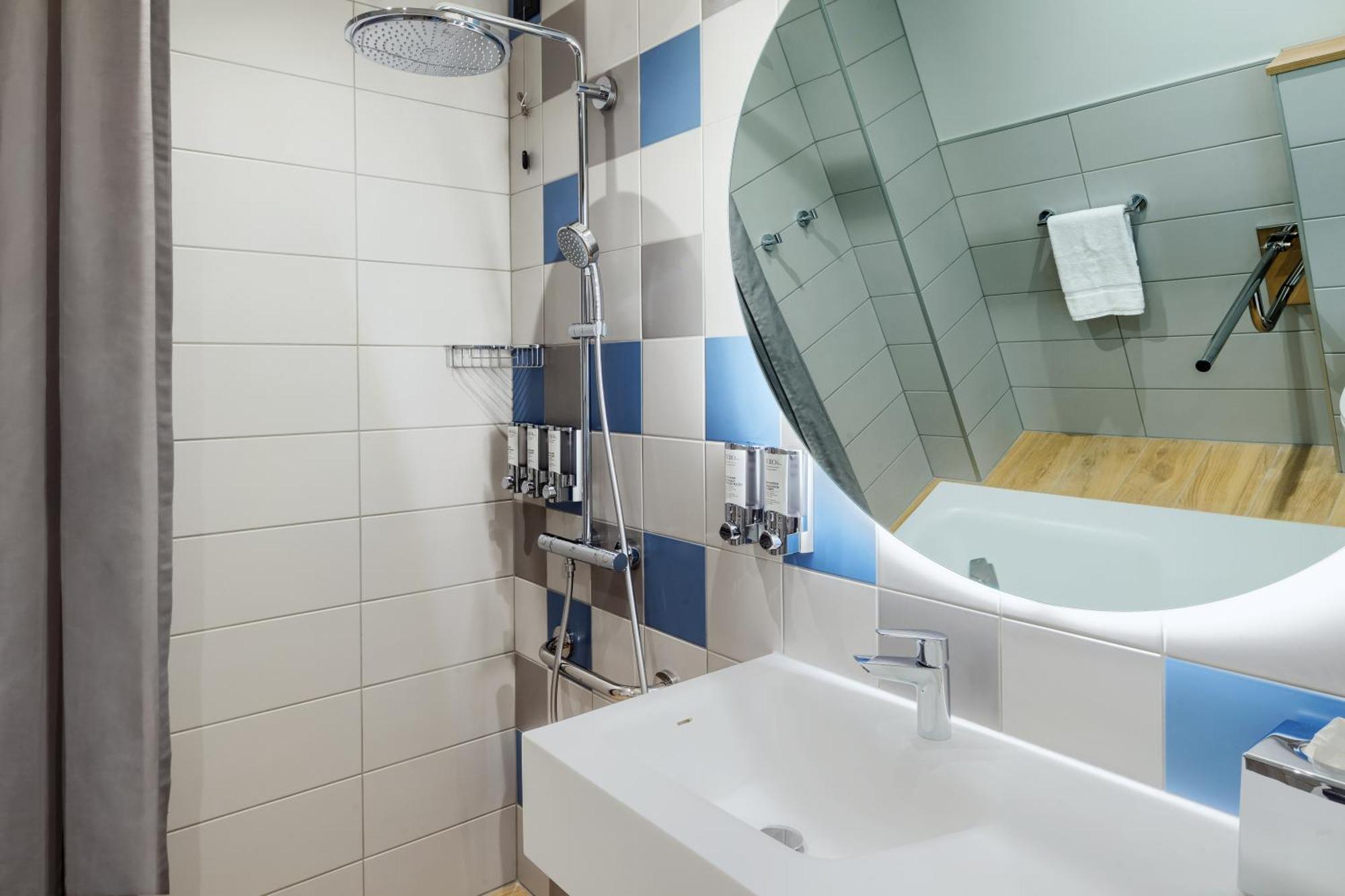Chambre Lit Queen-Size Accessible aux Personnes à Mobilité Réduite