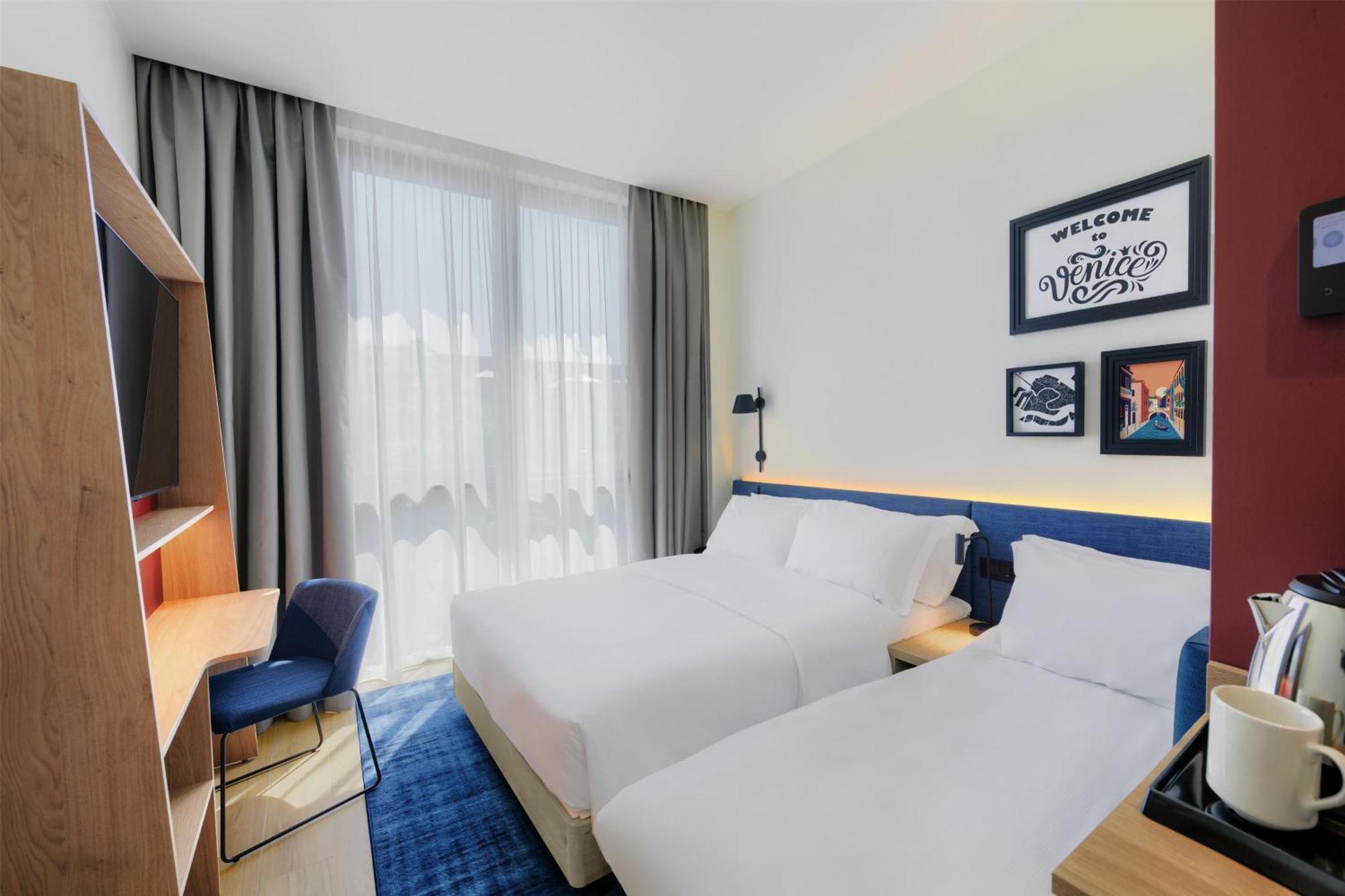 Chambre Lit Queen-Size avec Canapé-Lit